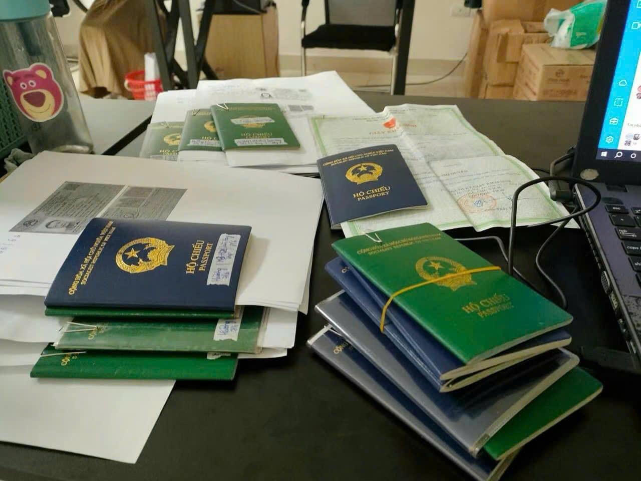CÔNG TY TNHH VISA IMIGRATION cung cấp dịch vụ xử lý hồ sơ visa và sổ thông hành nhanh chóng, hỗ trợ khách hàng hoàn thiện thủ tục theo đúng quy định hiện hành. Hồ sơ được kiểm tra kỹ lưỡng, tư vấn đầy đủ và theo dõi xuyên suốt quá trình xử lý, giúp tiết kiệm thời gian và hạn chế sai sót.

Với quy trình làm việc chuyên nghiệp, chúng tôi luôn ưu tiên tiếp nhận hồ sơ nhanh, xử lý đúng quy trình và hỗ trợ tận tình, giúp k